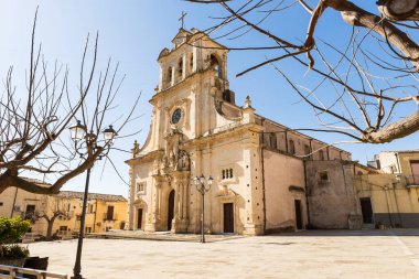 İtalya 'nın Syracuse ilindeki Ferla kentindeki St. Sebastiano Kilisesi' nin mimari manzaraları..