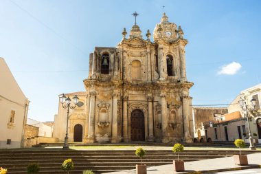 İtalya 'nın Syracuse ilindeki Ferla' daki St. Antonio Abate Kilisesi 'nin mimari manzaraları.