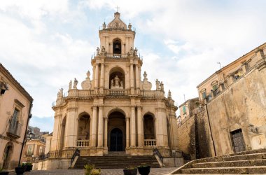 İtalya, Syracuse ili, Palazzolo Acreide 'deki San Paolo Bazilikası' nın ön görüntüsü.