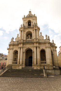 İtalya, Syracuse ili, Palazzolo Acreide 'deki San Paolo Bazilikası' nın ön görüntüsü.