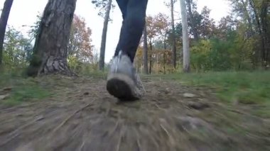 Ağır çekim. Bir kadın spor ormanın içinde çalışmaktadır. Çalışan sahiptir.