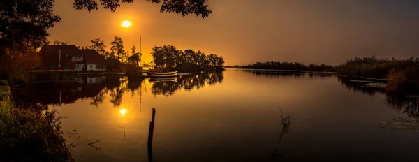 Casa no lago — Fotografia de Stock