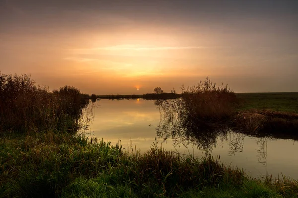 Pequeno lago com nascer do sol — Fotografia de Stock