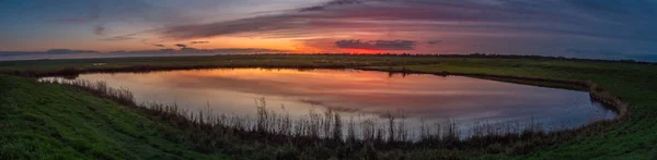 Lago en el amanecer — Foto de Stock