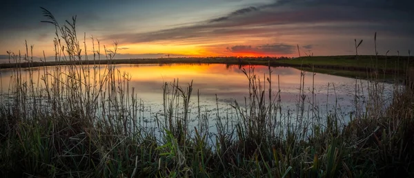 Lago en el amanecer — Foto de Stock