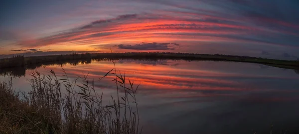 Lago ao nascer do sol — Fotografia de Stock