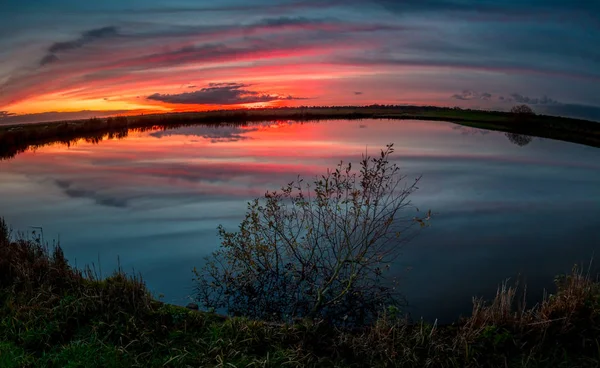 Lago ao nascer do sol — Fotografia de Stock