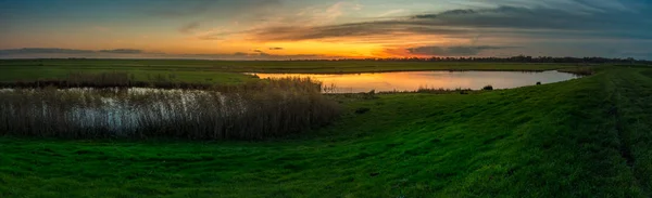 Lago ao nascer do sol — Fotografia de Stock