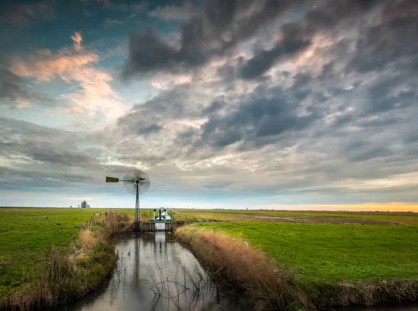 Molino de viento poco en el campo — Foto de Stock