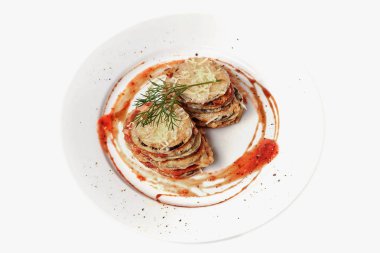 Domates soslu kızarmış patlıcan pirzola. Sağlıklı sebze tarifi. Üstten Görünüm. Beyaz izole