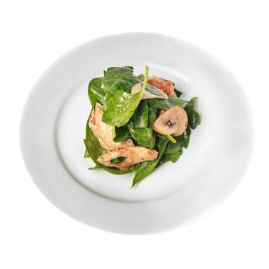     Yuvarlak tabakta ıspanak salatası, armut, chiken ve mantar. Üst Manzara. Beyazda izole edilmiş