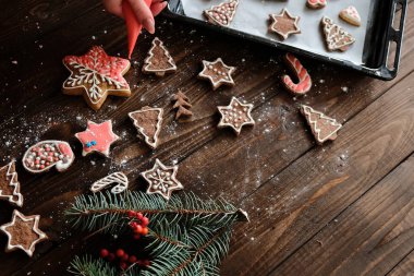 Zencefilli bisküvi ve koyu ahşap arka plan christmas dekorasyon. yumuşak ışık.