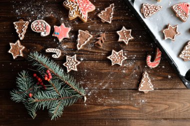 Zencefilli bisküvi ve koyu ahşap arka plan christmas dekorasyon. yumuşak ışık.