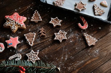 Zencefilli bisküvi ve koyu ahşap arka plan christmas dekorasyon. yumuşak ışık.