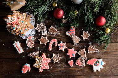 Zencefilli bisküvi ve koyu ahşap arka plan christmas dekorasyon. yumuşak ışık.