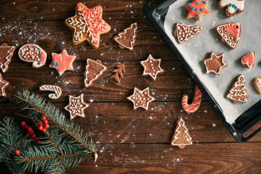 Zencefilli bisküvi ve koyu ahşap arka plan christmas dekorasyon. yumuşak ışık.