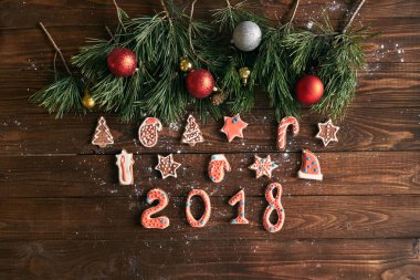 Zencefilli bisküvi ve koyu ahşap arka plan christmas dekorasyon. yumuşak ışık.