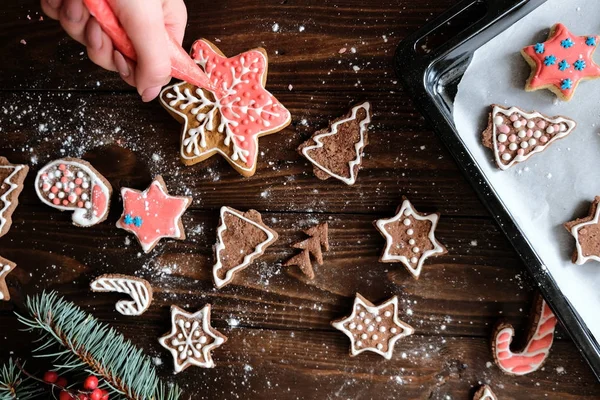 Ingwerkekse Und Weihnachtsdekoration Auf Dunklem Holzgrund Weiches Licht — Stockfoto