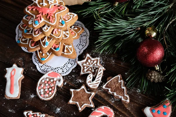 Zencefilli Bisküvi Koyu Ahşap Arka Plan Christmas Dekorasyon Yumuşak Işık — Stok fotoğraf