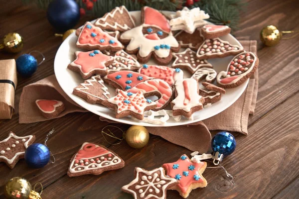 Ingwerkekse Und Weihnachtsdekoration Auf Dunklem Holzgrund Weiches Licht — Stockfoto