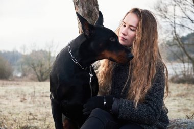 doberman köpeği olan güzel kadın portresi.