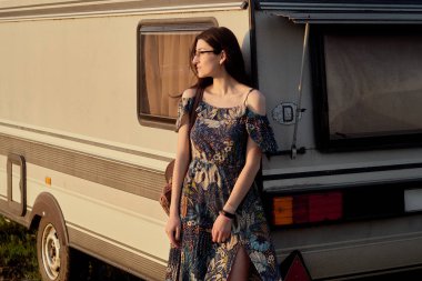 Camper van cephesinde poz güzel genç caucsian kız