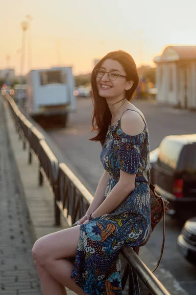 Feliz menina sorridente. Retrato de uma menina caucasiana ao pôr do sol . — Fotografia de Stock