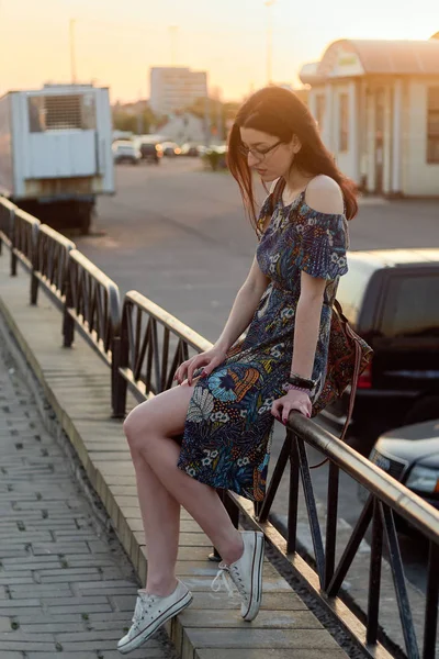 Retrato de una chica caucásica al atardecer . —  Fotos de Stock