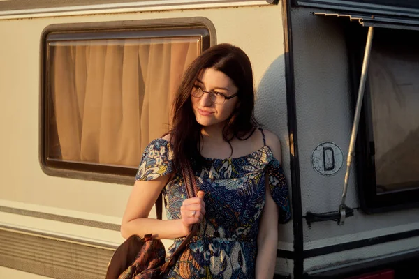 Vackra unga caucsian flicka poserar på framsidan av en husbil — Stockfoto