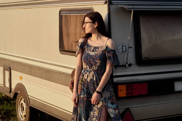 Camper van cephesinde poz güzel genç caucsian kız — Stok fotoğraf