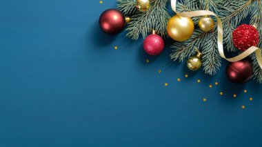 Çam ağacı dallı Noel afişi, kırmızı ve altın toplar, kurdele, mavi arka planda fotokopi alanı olan konfeti. Düz yerde, üst tarafta. Xmas, kış tatili, yeni yıl konsepti.