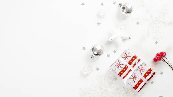 Christmas background with vintage gift box, silver balls, red berries and confetti on white. Top view, flat lay, copy space. Winter holidays banner mockup, New year greeting card template — Stock Photo, Image