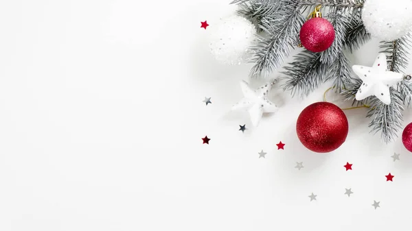 Ramo de árvore de Natal com bolas vermelhas e estrelas decorativas brancas isoladas no fundo branco. Xmas banner mockup espaço cópia sagacidade, inverno feriado cartão modelo . — Fotografia de Stock