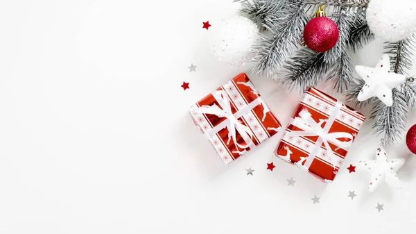 Χριστουγεννιάτικο κλαδί δέντρου με μπάλες και δώρα σε λευκό φόντο με χώρο αντίγραφο. Επίπεδη θέα. Χειμερινές διακοπές πρότυπο καρτ ποστάλ, Χριστουγεννιάτικο πανό mockup, Πρωτοχρονιά ευχετήρια κάρτα — Φωτογραφία Αρχείου