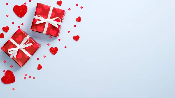 Concepto del Día de San Valentín. Cajas de regalo planas y corazones rojos sobre fondo azul. Top ver símbolos de amor para las mujeres felices, de la madre, Día de San Valentín, diseño de tarjetas de felicitación de cumpleaños — Foto de Stock