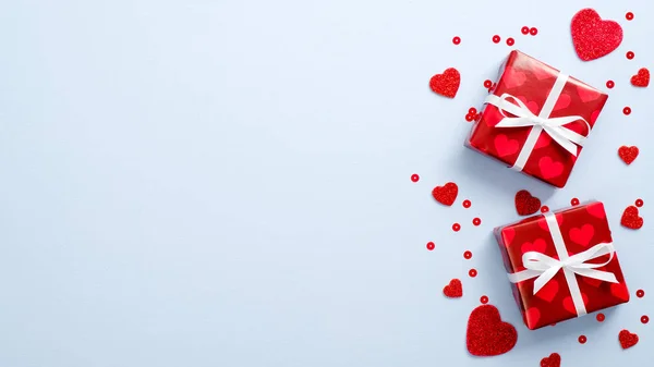 Dia dos Namorados, conceito de amor. Mockup cartão de saudação com presentes vermelhos e corações dos namorados no fundo azul. Flat lay, vista superior, espaço de cópia — Fotografia de Stock