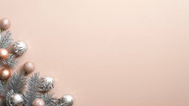 Bakır arka planda topları olan bir Noel ağacı dalı. Xmas çerçevesi, lüks yeni yıl afişi fotokopi alanı, en az stil kış tatili tebrik kartı şablonu