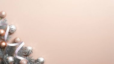 Noel minimumda düz kompozisyon. Gümüş ve bronz toplardan oluşan Xmas çerçevesi, çam ağacı dalları, bakır zemin şeridi. Üst görünüm, boşluğu kopyala. Kış tatili afişi, yeni yıl tebrik kartı