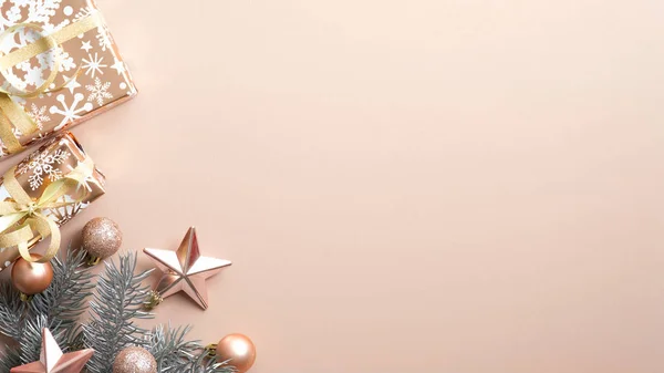 Christbaumzweig von oben, Geschenkbox, festliche Dekoration auf braunem Hintergrund. minimale flache Lagenkomposition mit Kopierraum. Weihnachten Luxus Grußkarte Vorlage, Winter Urlaub Banner-Attrappe — Stockfoto