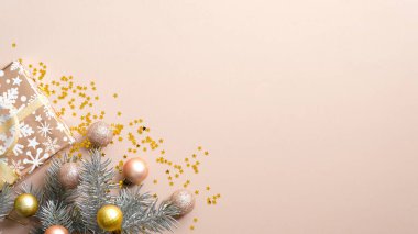 Noel afişi. Köknar ağacı dalları, balolar ve hediye paketi ambalajlı fildişi Noel arkaplanı. Noel aralığı, yeni yıl tebrik kartı şablonu. Düz konum, üst görünüm, kopyalama alanı