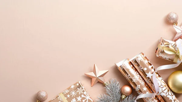 Beige Hintergrund Weihnachten mit festlichen Dekorationen, Kugeln, Tannenzweige, Geschenke, Geschenkpapier. Weihnachtsfeier, Winter, Neujahrskonzept. Weihnachtsbanner-Attrappe, Grußkarte — Stockfoto