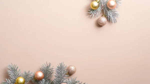 Bej arka planda altın, gümüş ve pembe Xmas topları ve fotokopi alanı olan Noel ağacı dalları. Yeni yıl tebrik kartı şablonu, kış tatili afişi modeli. Düzlemsel biçim kompozisyonu