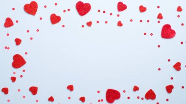 Sevgililer günü kartı. Mavi arka planda kırmızı kalp şekillerinden yapılmış bir çerçeve. Düz yerde, üst tarafta. Romantik, Aşk, Sevgililer Günü konsepti.