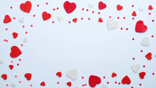 Valentin-napi ünnepi keret készült piros-fehér szív kék háttérrel. Romantikus üdvözlőlap mockup. Szerelmi fogalom. — Stock Fotó