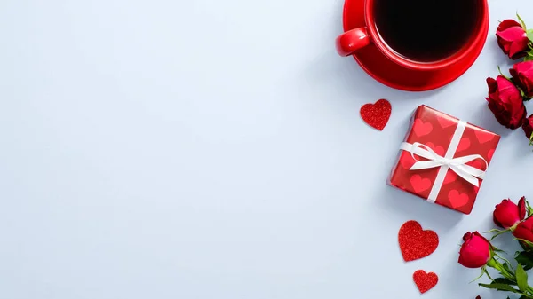 빨간 하트 모양의 현재와 같은 로맨틱 한 아침 식사, 장미 꽃, 커피 컵. 해피 발렌타인데 이 카드에 복사 공간 이 있어. 사랑, 로맨스 개념 — 스톡 사진