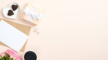 Mutlu Sevgililer Günü kartları, hediye kutusu, romantik mektuplar, gül çiçekleri, pastel bej arka planda kahve fincanı. Düz yerde, üst tarafta, tepede. Sevgililer Günü, aşk, aşk konsepti.