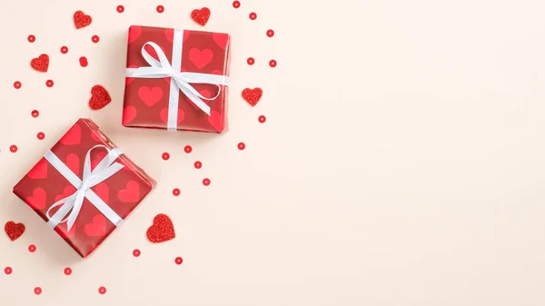 Biglietto Buon San Valentino con confezioni regalo rosse e confetti a forma di cuore. Posa piatta, vista dall'alto, copiare spazio. San Valentino, amore, concetto di romanticismo . — Foto Stock