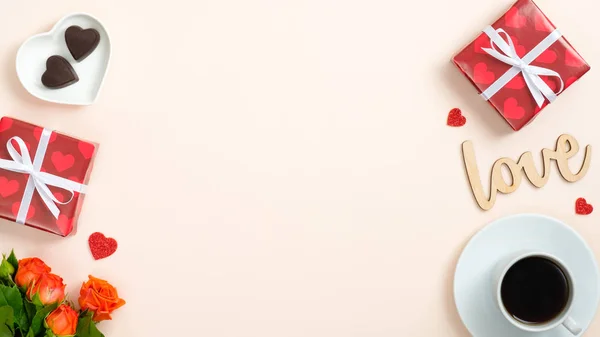 Ημέρα του Αγίου Βαλεντίνου flatlay σύνθεση με κουτιά δώρων, τριαντάφυλλα, φλιτζάνι καφέ και καραμέλα σε παστέλ μπεζ φόντο. Επίπεδη θέα, από πάνω, από πάνω. Ημέρα του Αγίου Βαλεντίνου, αγάπη, ρομαντική έννοια. — Φωτογραφία Αρχείου