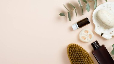 Cam kaplarda kaplıca organik kozmetik ürünleri, okaliptüs yaprağı, çevre dostu banyo fırçası, doğal katı sabun plastiksiz konsept