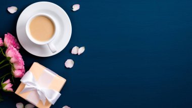 Sevgililer Günü arka planı kahve fincanı, güller buketi, taç yaprakları, koyu mavi hediye kutusu. Düz konum biçimi, üst görünüm. Aşk ve aşk kavramı.